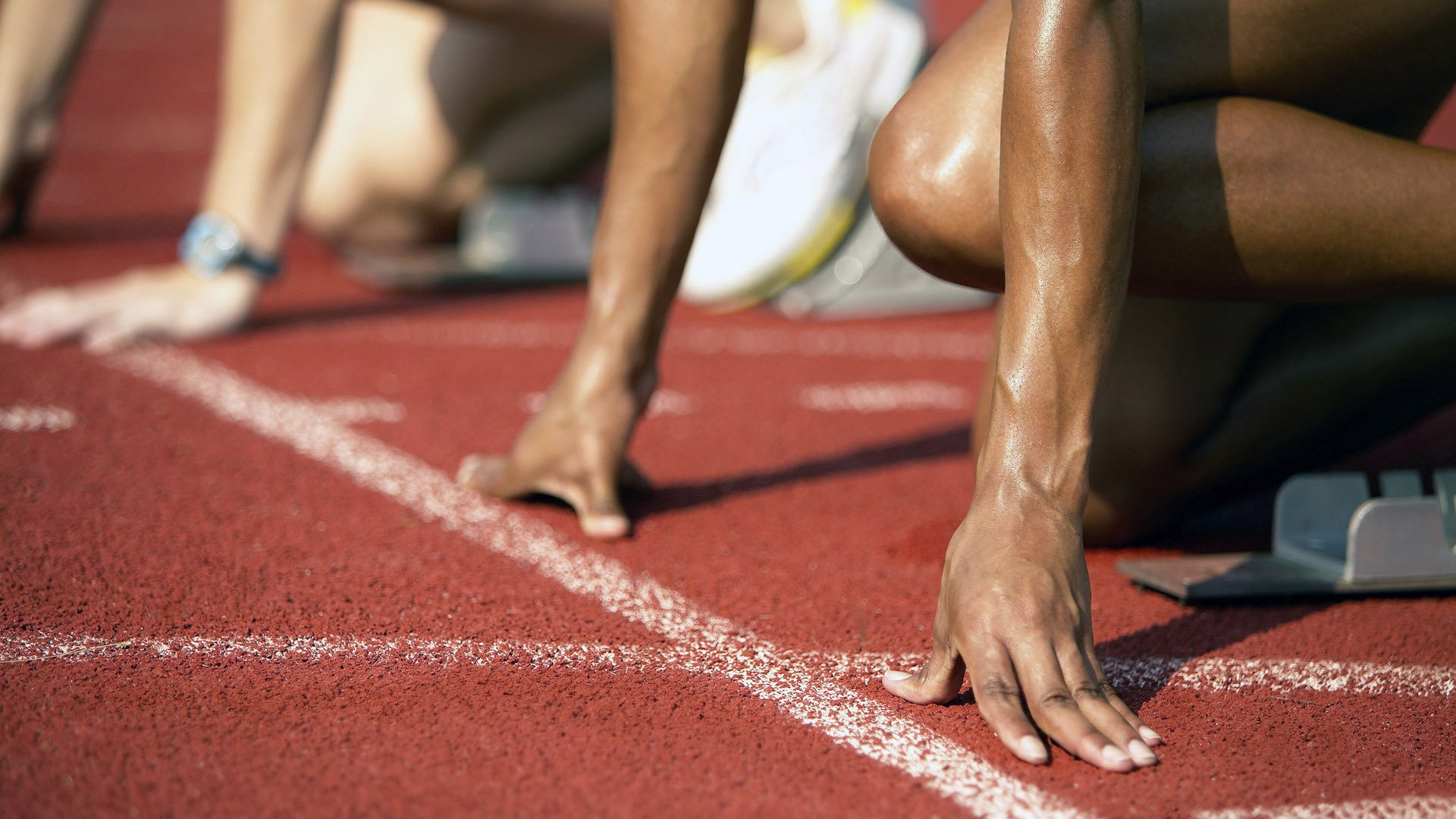 _未来科技展：机器人运动员与真人比赛同台竞技_，机器人与人的比赛